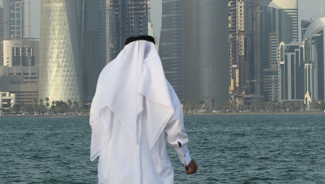 مواطنون يتفاعلون مع قطر الخيرية لتسديد دين متقاعد مهدد بالسجن