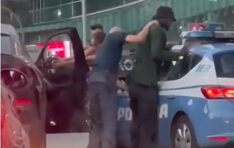 بالفيديو| صدمة شرطي إيطالي بعد توقيف لاعب مشهور وتفتيشه بالخطأ
