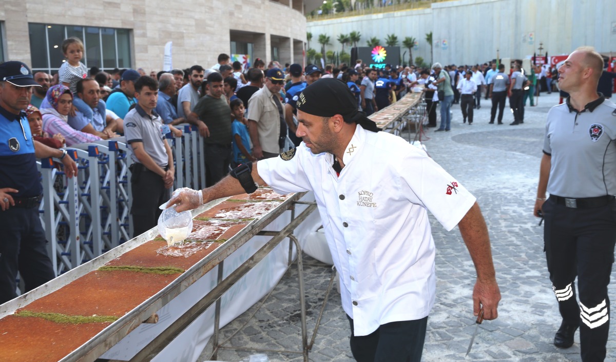 شاهد.. كنافة بطول 83 متراً في أحد شوارع تركيا.. ما المناسبة؟