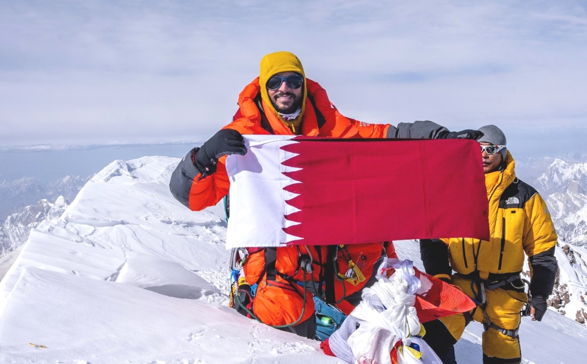 بعد بتر أصابعه.. المغامر فهد بادار يهزم المستحيل ويرفع علم قطر على ثاني أعلى جبل بالعالم