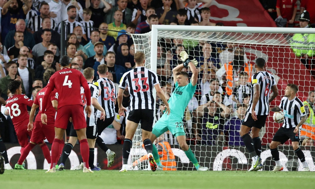 هدف قاتل في الدقيقة 98 يمنح ليفربول فوزاً مثيراً 2-1 على نيوكاسل