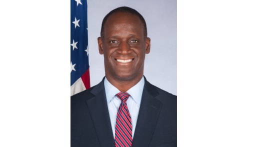 وصل إلى الدوحة وقدم أوراق اعتماده ..تعرف على السفير الأمريكي الجديد لدى قطر