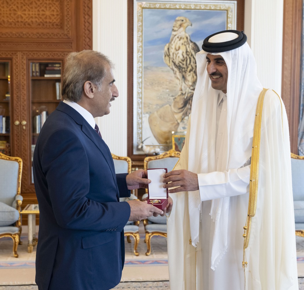 سمو الأمير يمنح السفير الباكستاني وسام الوجبة
