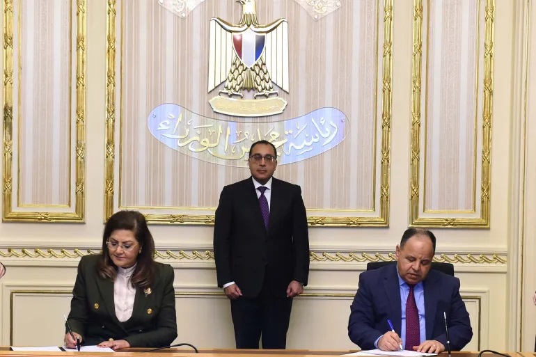 رئيس الوزراء المصري يشهد التوقيع على البروتوكول