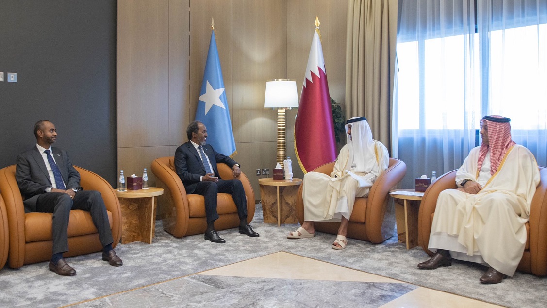 سمو الأمير يستقبل الرئيس الصومالي