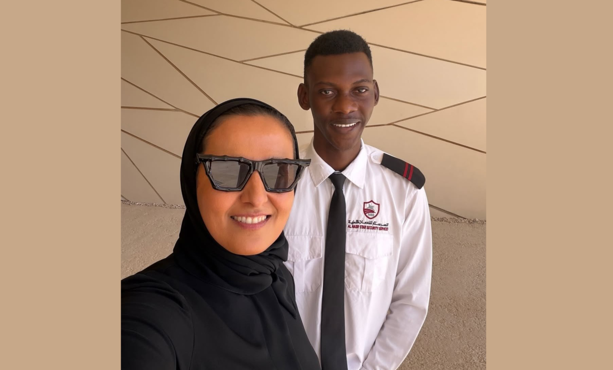 الشيخة المياسة تلتقط صورة مع حارس أمن متحف قطر الوطني.. ما قصته؟ 2 20251122 1763825242 898