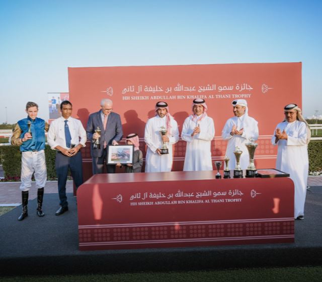 ‫ توج سمو الشيخ عبدالله بن خليفة آل ثاني الفائزين بكأس سموه من الفئة الثانية للخيل العربية الأصيلة