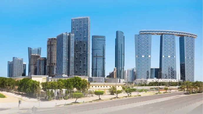 مقتل شخصين وإصابة 3 آخرين بشظايا صاروخ باليستي إيراني بأبوظبي