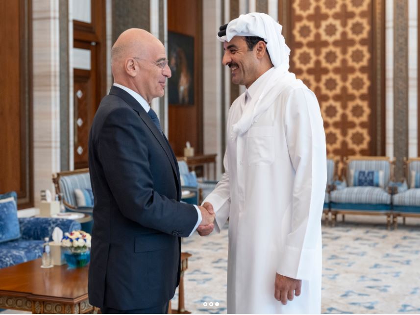 سمو الأمير يستقبل وزير الدفاع اليوناني