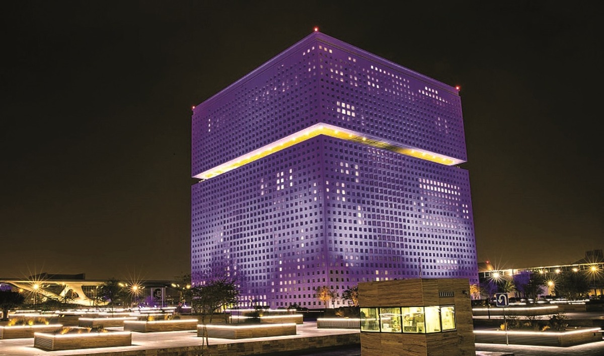 اللون الأزرق يزين مباني مؤسسة قطر دعمًا لمرضى التوحد