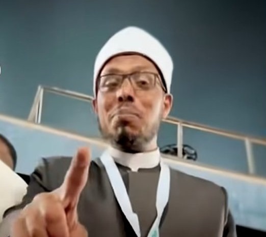 بالفيديو| أزهري في مدرجات الزمالك المصري.. والأوقاف تتدخل