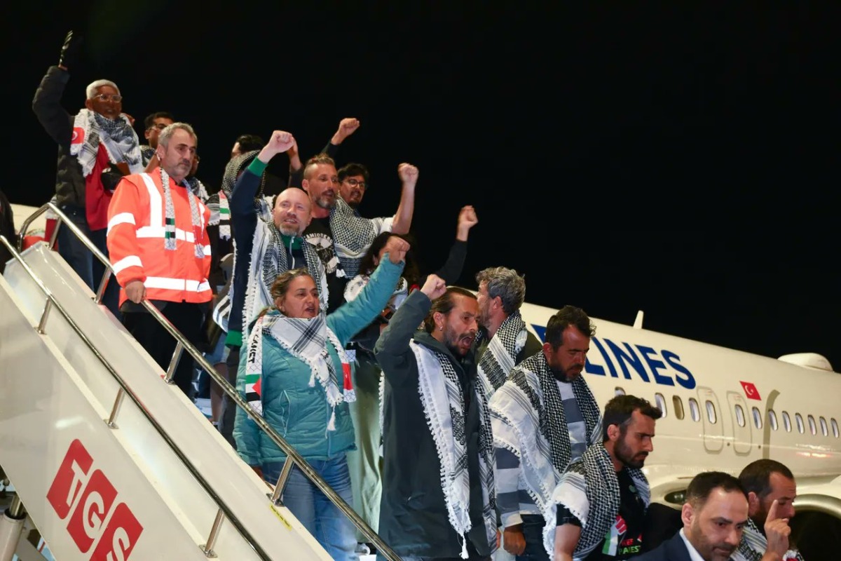 وصول 59 ناشطا من أسطول الصمود إلى إسطنبول بعد تعرضهم لإعتداء إسرائيلي في المياه الدولية