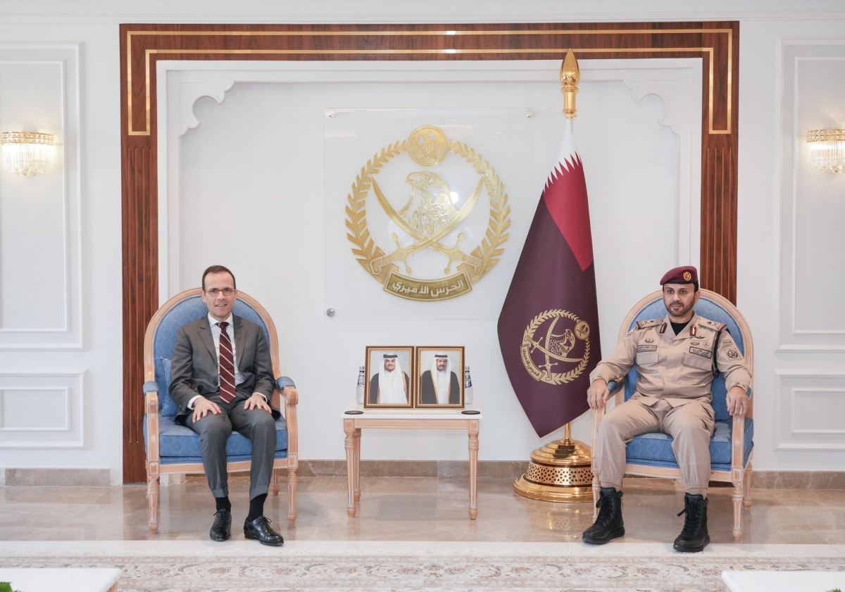 قائد الحرس الأميري يجتمع مع السفير الفرنسي