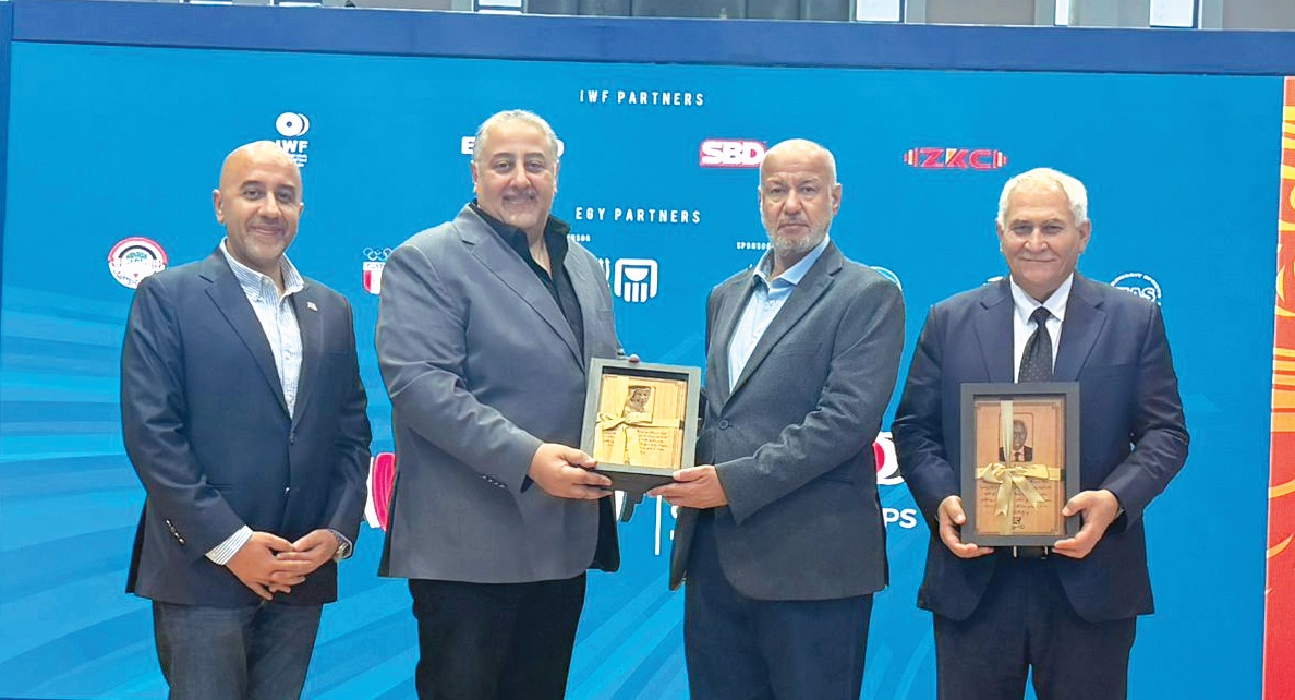 تكريم المانع على هامش بطولة العالم لرفع الاثقال