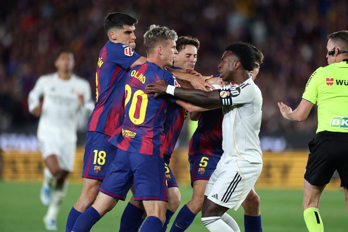 برشلونة يفوز على ريال مدريد في "كلاسيكو اللقب" ويحسم الدوري الإسباني