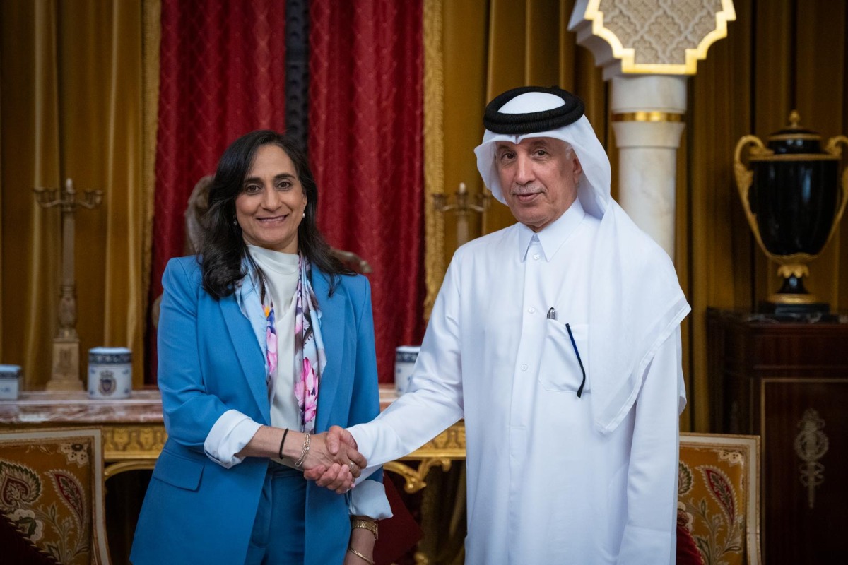 وزير الدولة للشؤون الخارجية يجتمع مع وزيرة الخارجي