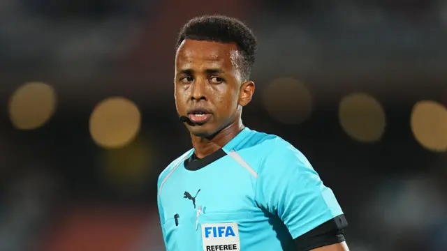 الحكم الصومالي عمر عرتن.. حرمته أمريكا من كأس العالم فاختاره