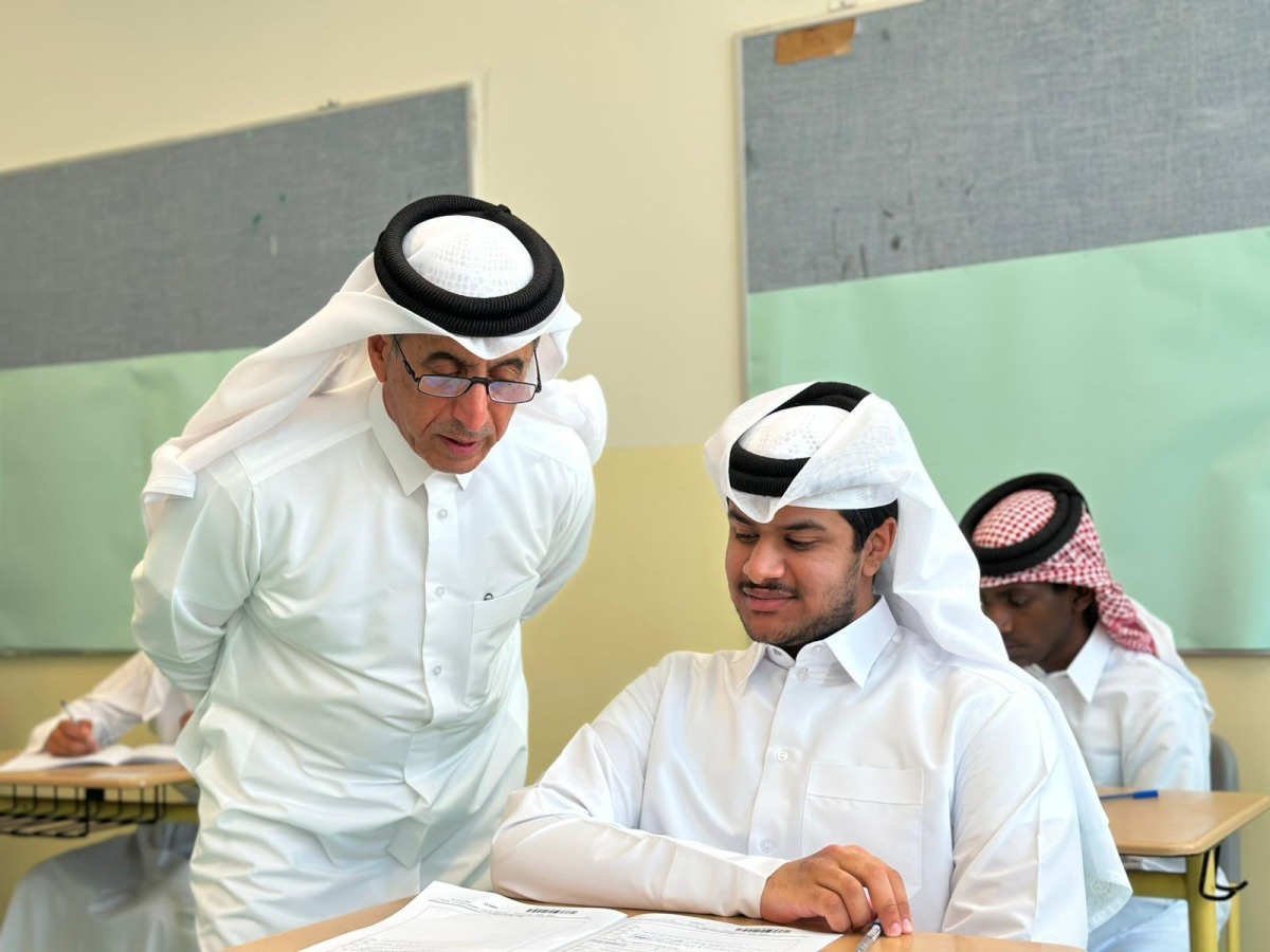 وكيل وزارة التعليم يتفقد سير الاختبارات بمدرسة عبدالله بن علي المسند الثانوية للبنين
