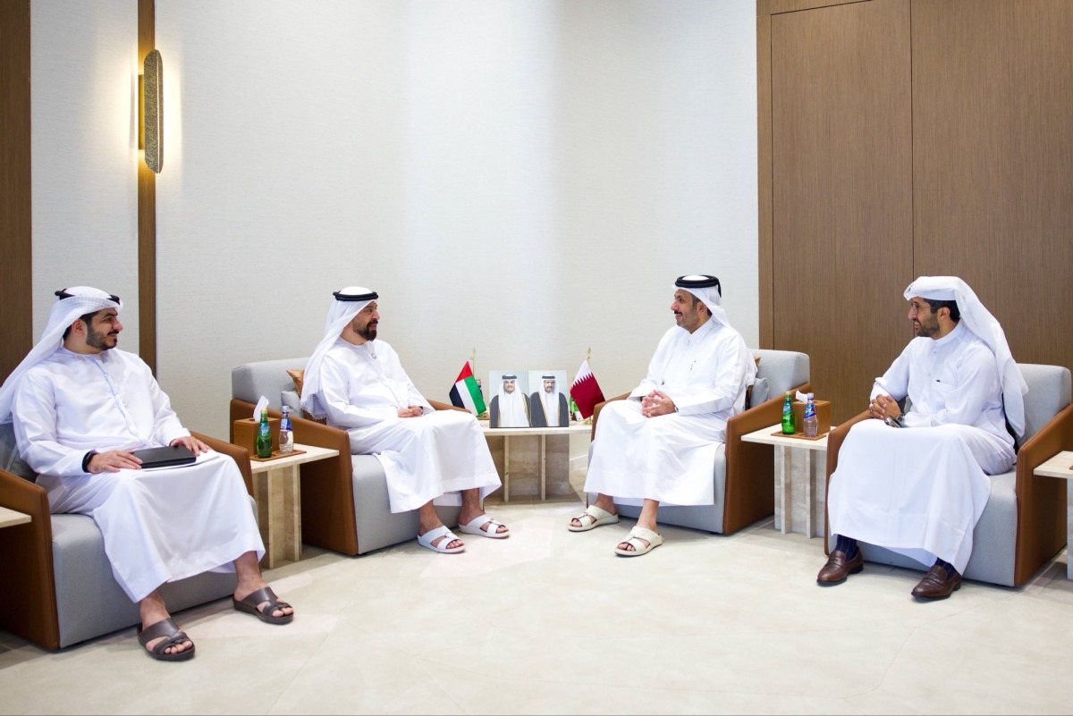وزير التجارة والصناعة يجتمع مع السفير الإماراتي
