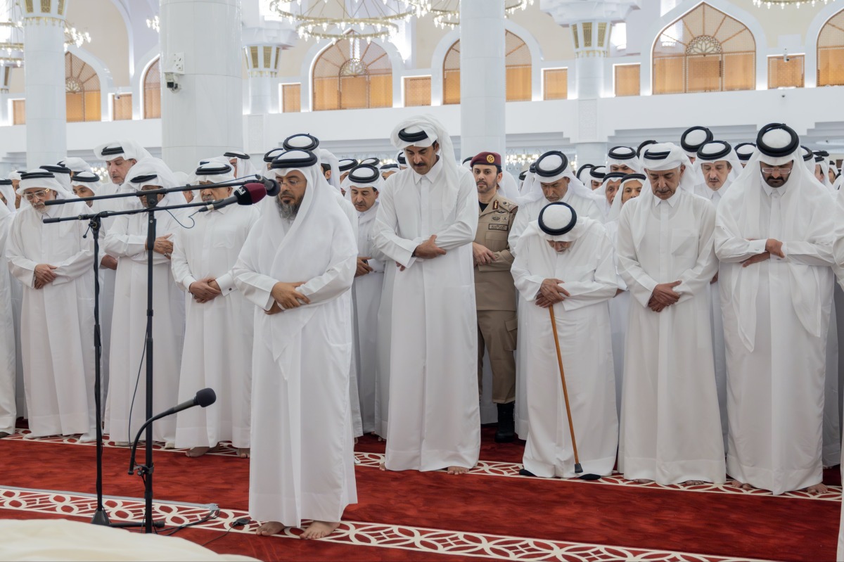 سمو الأمير يؤدي صلاة الجنازة على المغفور له سمو الأمير الوالد