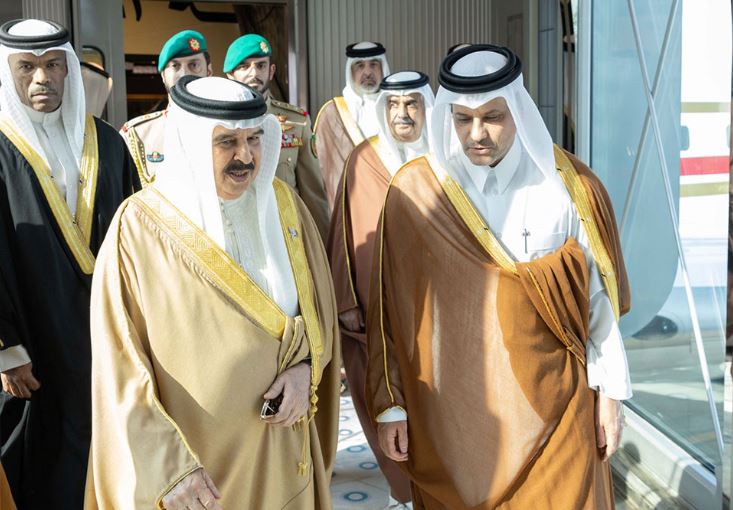 ملك البحرين يصل الدوحة لتقديم العزاء في فقيد الوطن الكبير