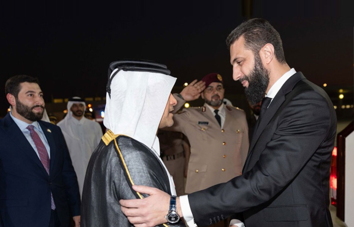 الرئيس السوري يصل الدوحة لتقديم العزاء في فقيد الوطن الكبير