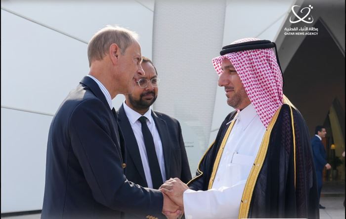 ‫  دوق إدنبره يصل الدوحة لتقديم العزاء في فقيد الوطن الكبير