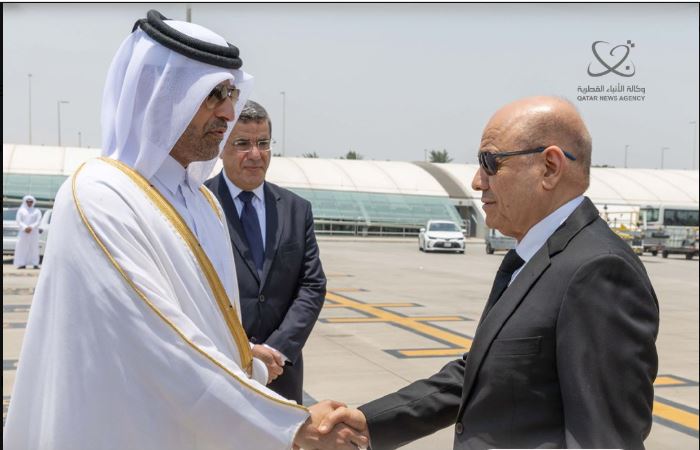 ‫ رئيس مجلس القيادة الرئاسي اليمني يصل الدوحة لتقديم العزاء في فقيد الوطن الكبير