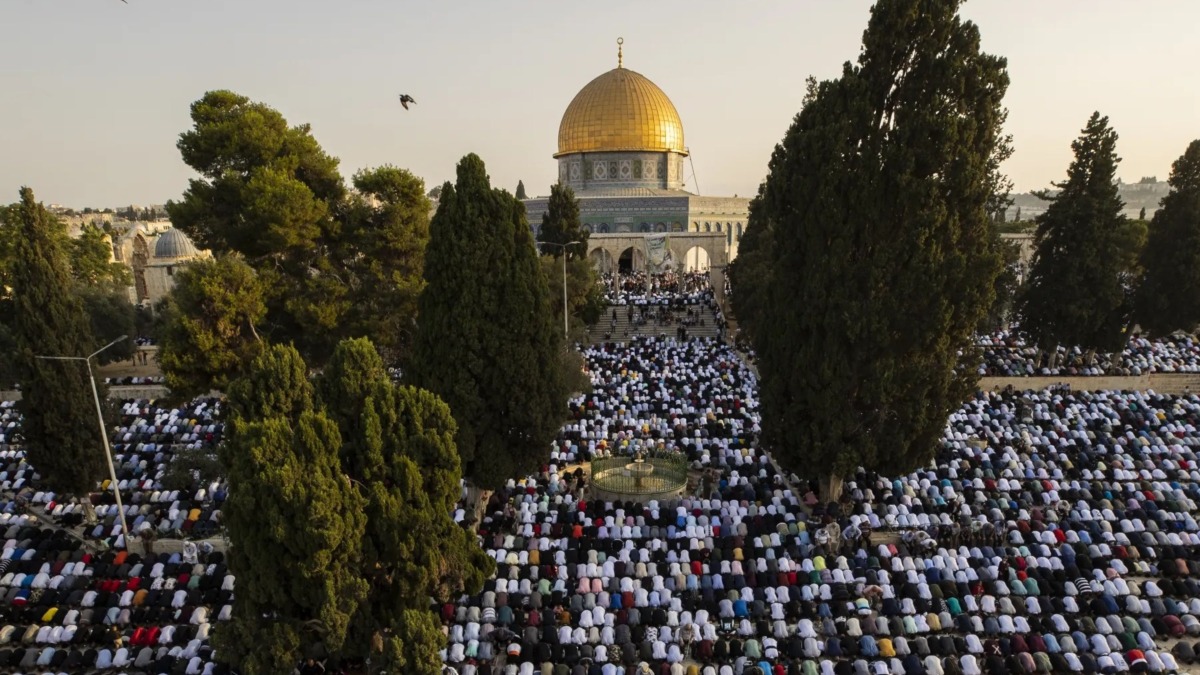  نحو 70 ألف فلسطيني يؤدون صلاة الجمعة في المسجد الأقصى المبارك