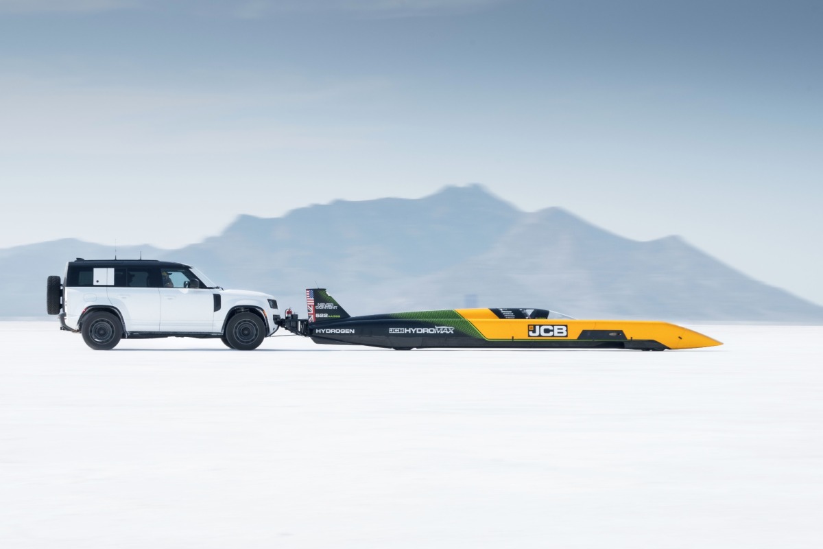 ديفيندر OCTA تطلق JCB HYDROMAX نحو مجد الأرقام القياسية للسرعة البرية