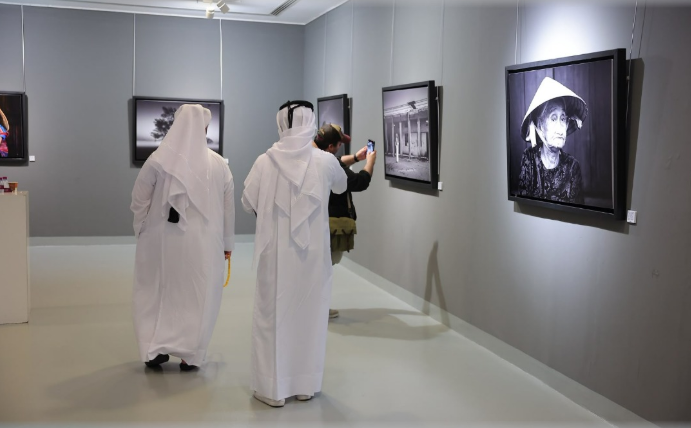 مصورو قطر يحتفلون بيومهم العالمي في معرض يستمر شهرا كاملا