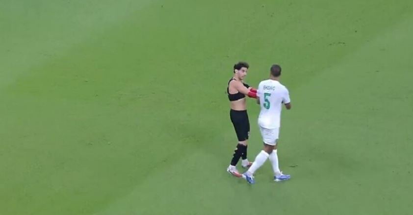 واقعة طريفة.. لاعب الريان يخلع قميصه بعد تعرضه للشد ويمنحه لمنافسه