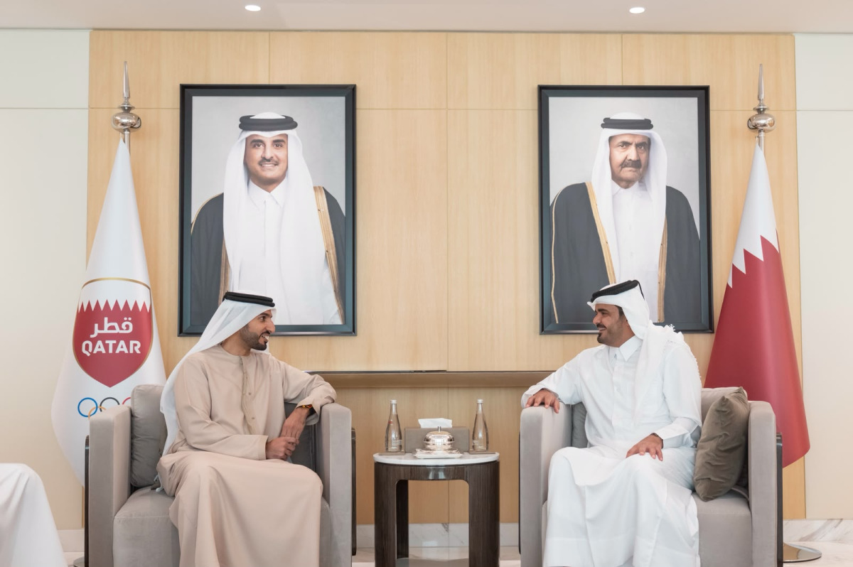 الشيخ جوعان يلتقي نائب رئيس اللجنة الأولمبية الإماراتية والسفير البريطاني