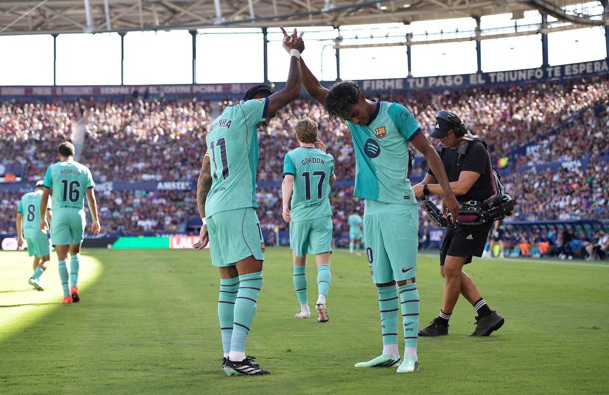  برشلونة يفوز على ليفانتي برباعية ويحتفظ بصدارة الدوري الإسباني